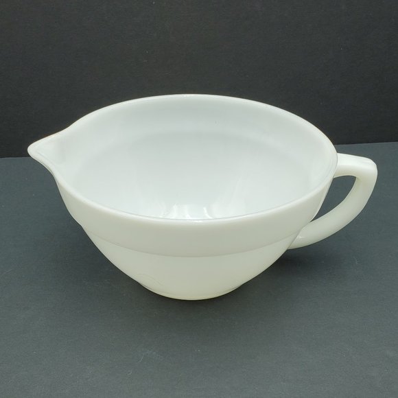 Fire King White Milk Glass Batter Bowl Anchor Hocking Handled Mixing Bowl Spout - Picture 2 of 8